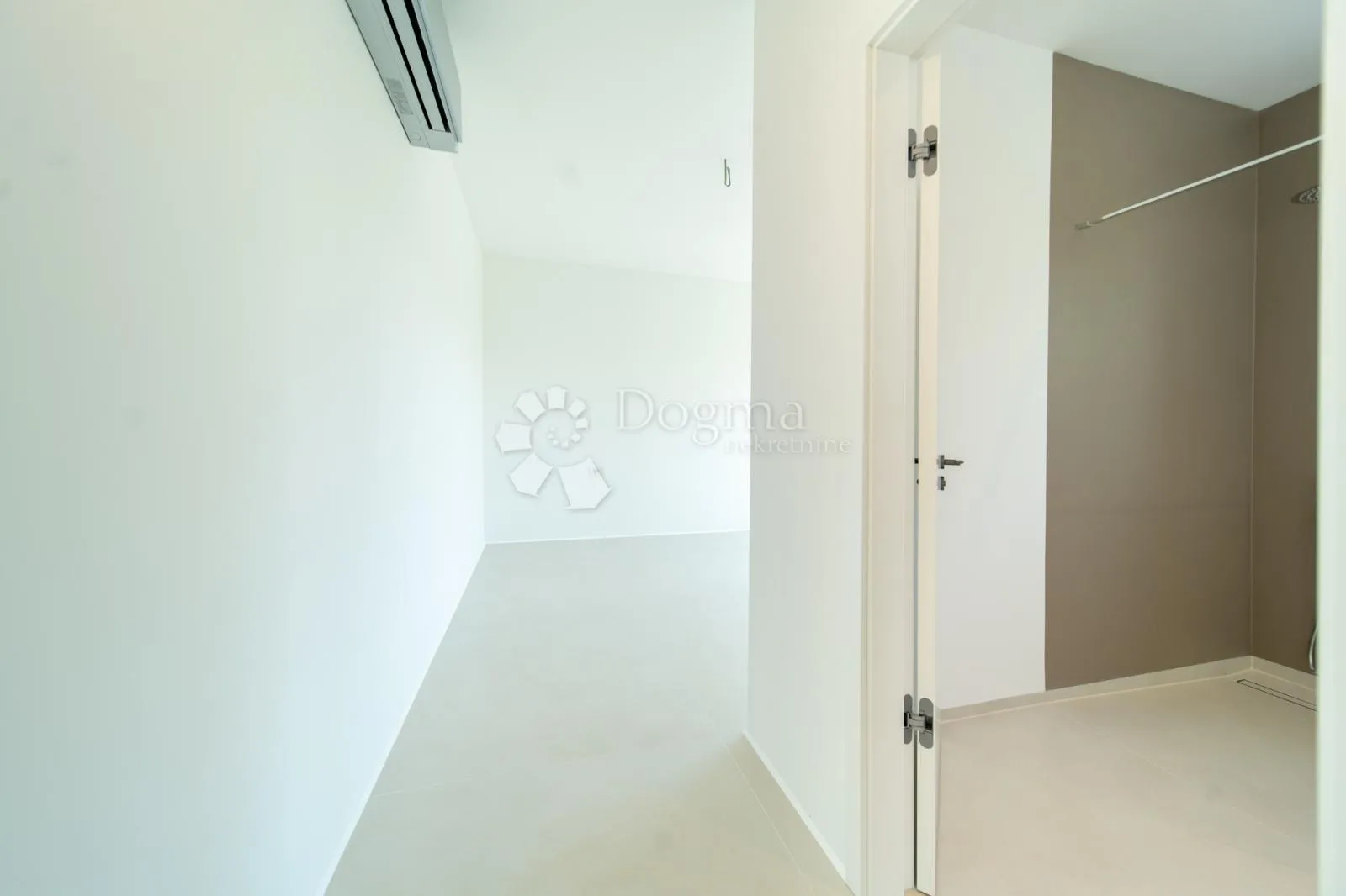 luksuzni penthouse s privatnom prostranom krovnom terasom i prekrasnim pogledom na more, barbat. - slika 22