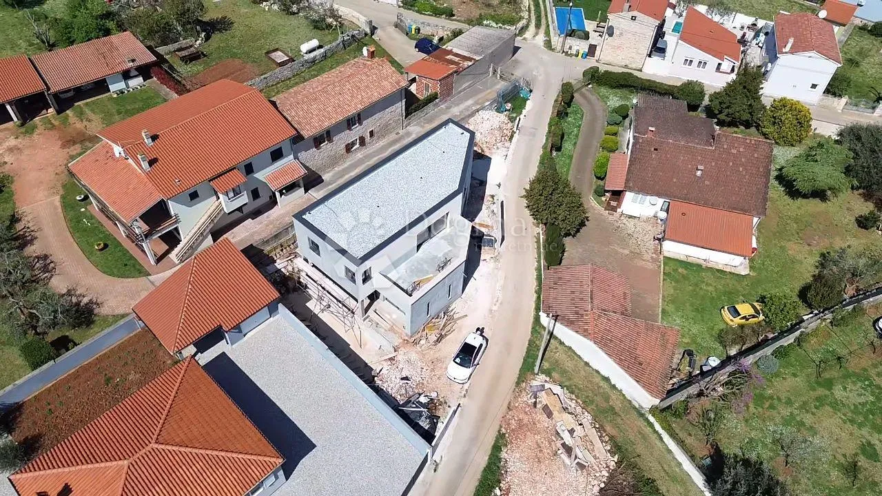 atraktivna vila u šišanu s dva odvojena stana i bazenom, blizina mora - slika 7