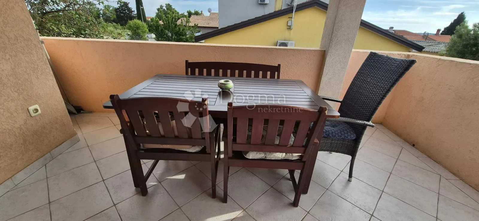 kuća sa 2 stana i bazenom - slika 16