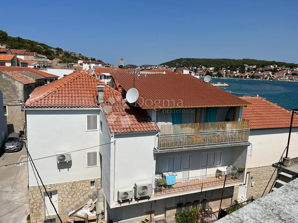 tisno kuća u prvom redu do mora odlična prilika - slika 2