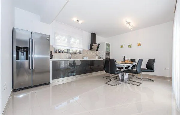 stivašnica- villa s bazenom na top lokaciji - slika 26