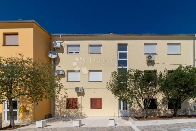 apartman atraktivna lokacija karlobag - slika 12