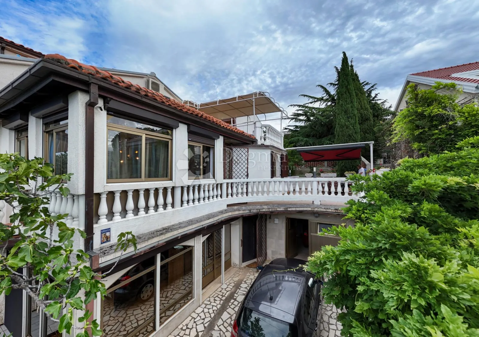 kuća sa tri velika stana blizu mora - slika 49