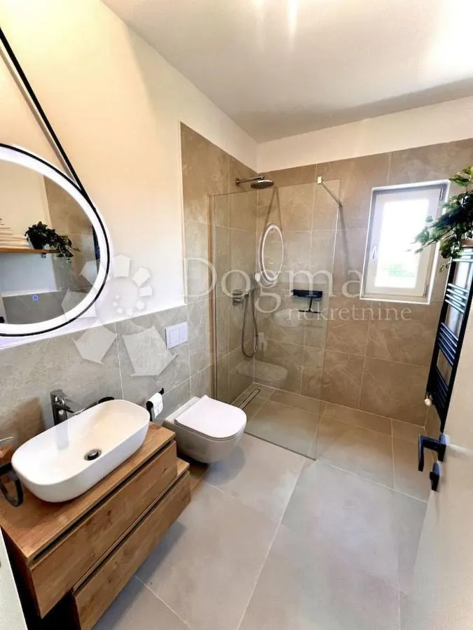 raskošna villa s pogledom - slika 18