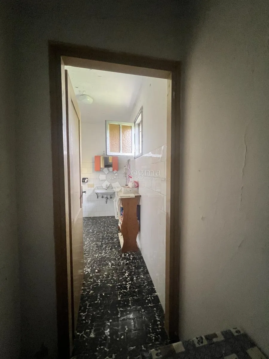 istarska kamena kuća u nizu s velikom okućnicom - slika 5