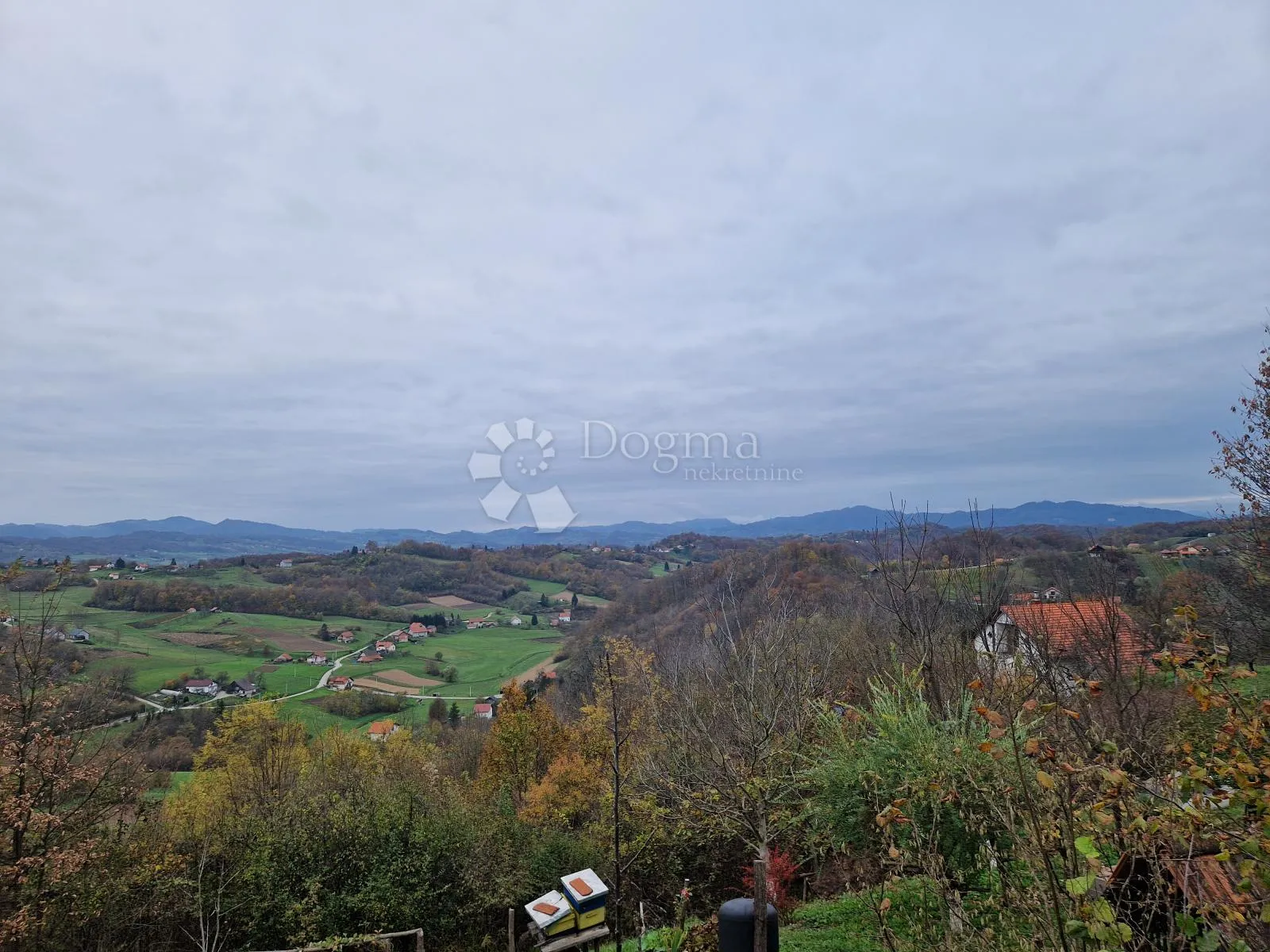 dvije drvene kućice na cca 15.000 m² zemljišta s pogledom na veliki tabor - slika 11