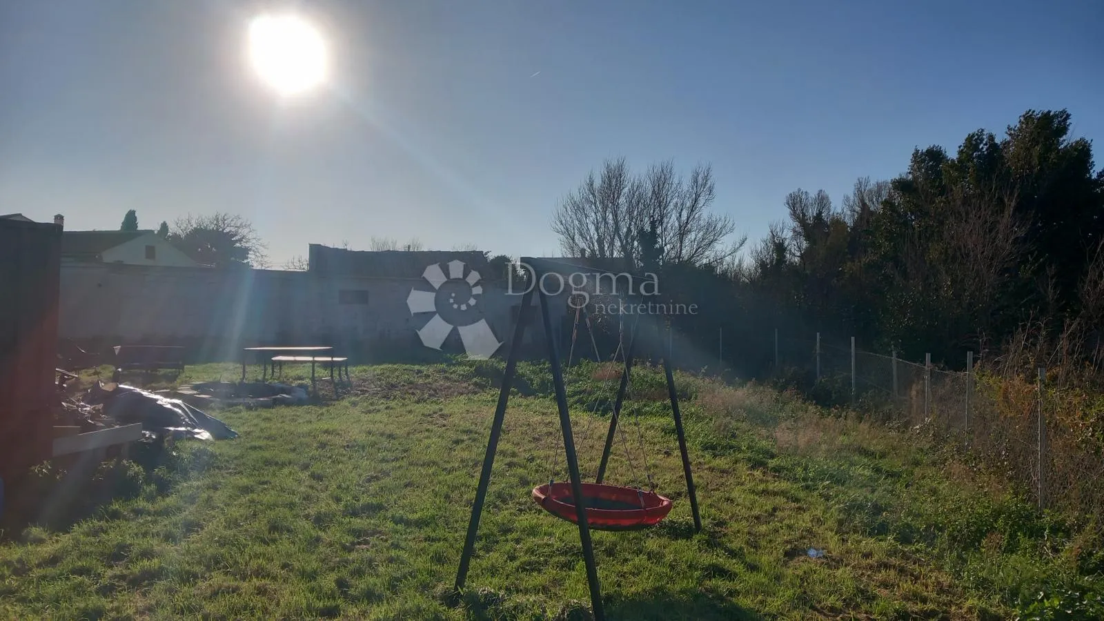 prostrano građevinsko zemljište s priključcima - blizu obale - slika 10