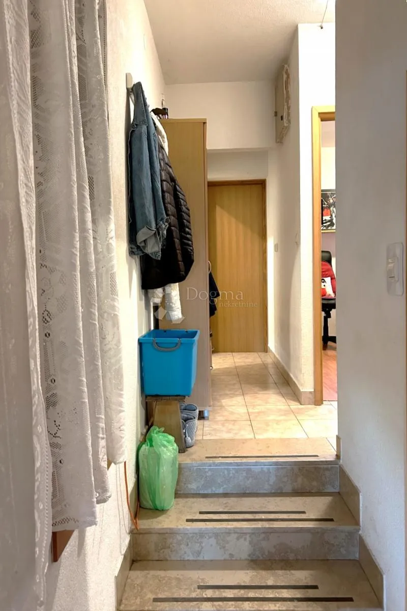 rovinj – kvalitetan stan s terasom i dvorištem - slika 11