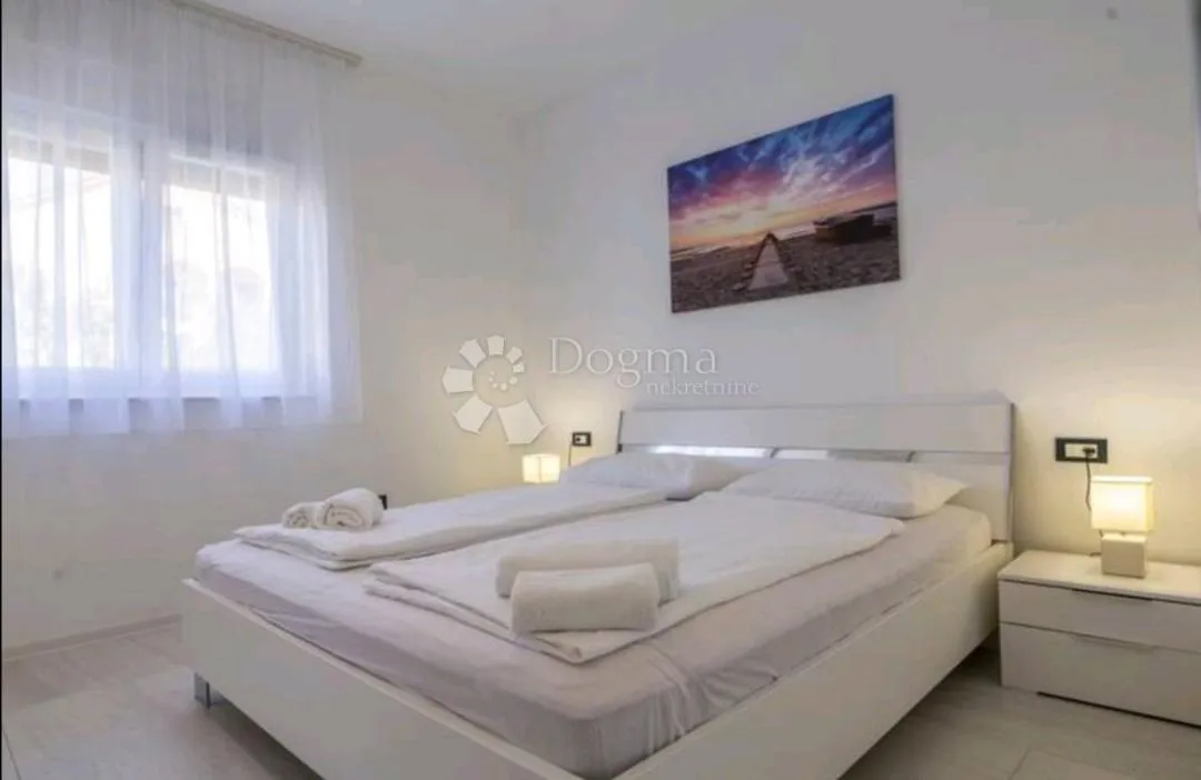 vodice - atraktivna kuća moderno namještena - slika 24
