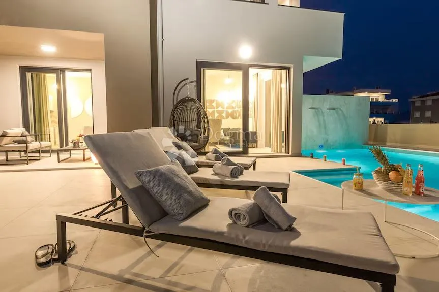 rijetkost na tržištu: luksuzna samostojeća villa s bazenom, blizu mora - slika 4