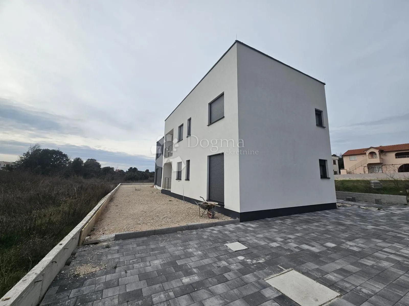 stan, novogradnja, 60m od mora, 3ss + krovna terasa - slika 6
