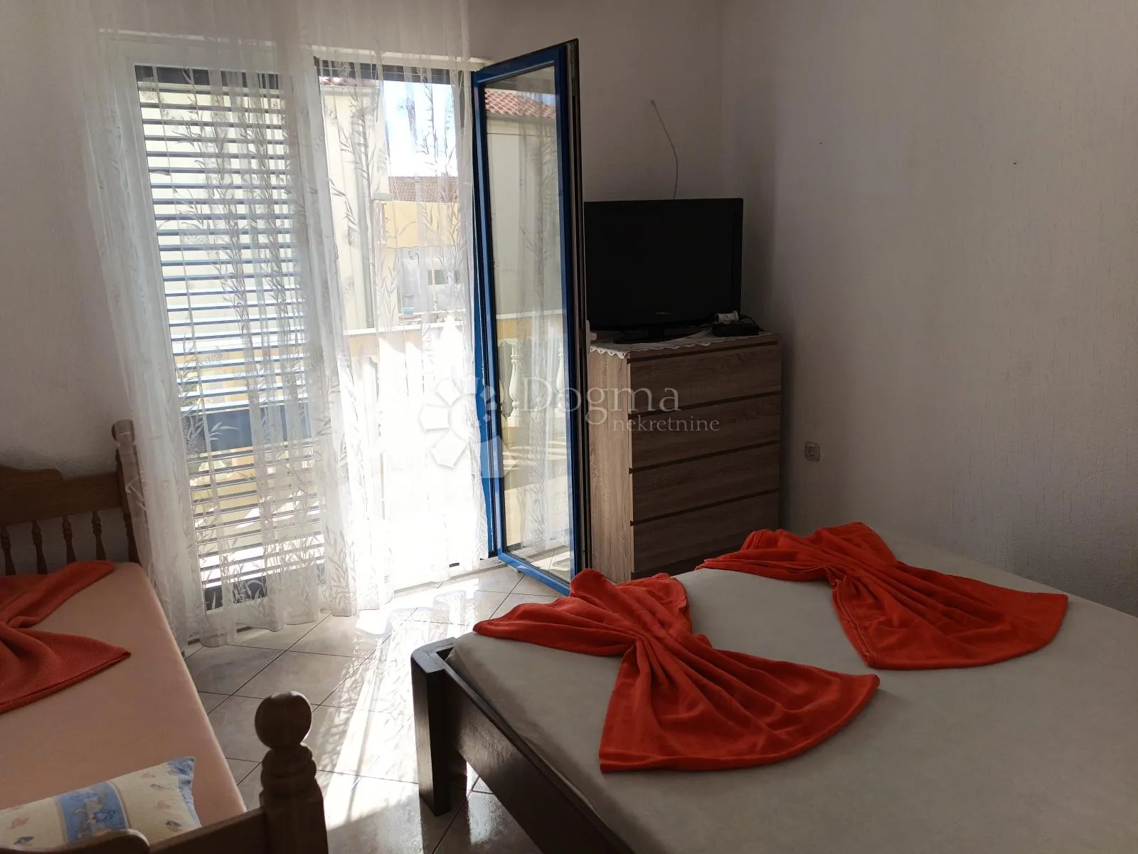 vodice prekrasna kuća sa 9 apartmana 100 metara od mora - slika 27