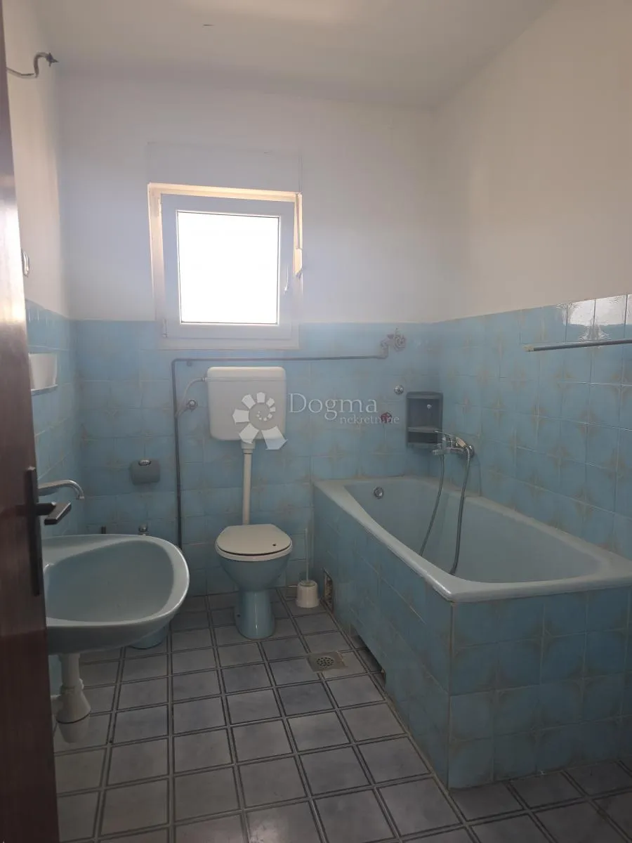 prilika! prostran 3-soban stan za renovaciju – njivice - slika 15