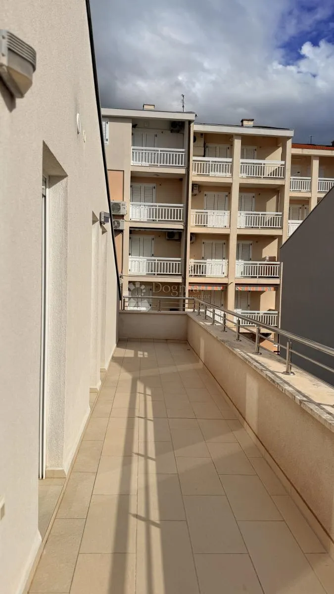 penthouse u baškoj vodi – dvoetažni, kompletno namješten - slika 9
