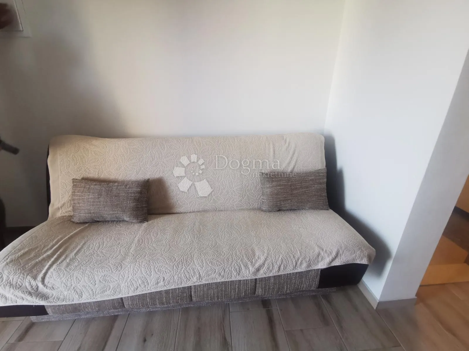kuća na viru s bazenom i apartmanima - 698m2 - slika 9