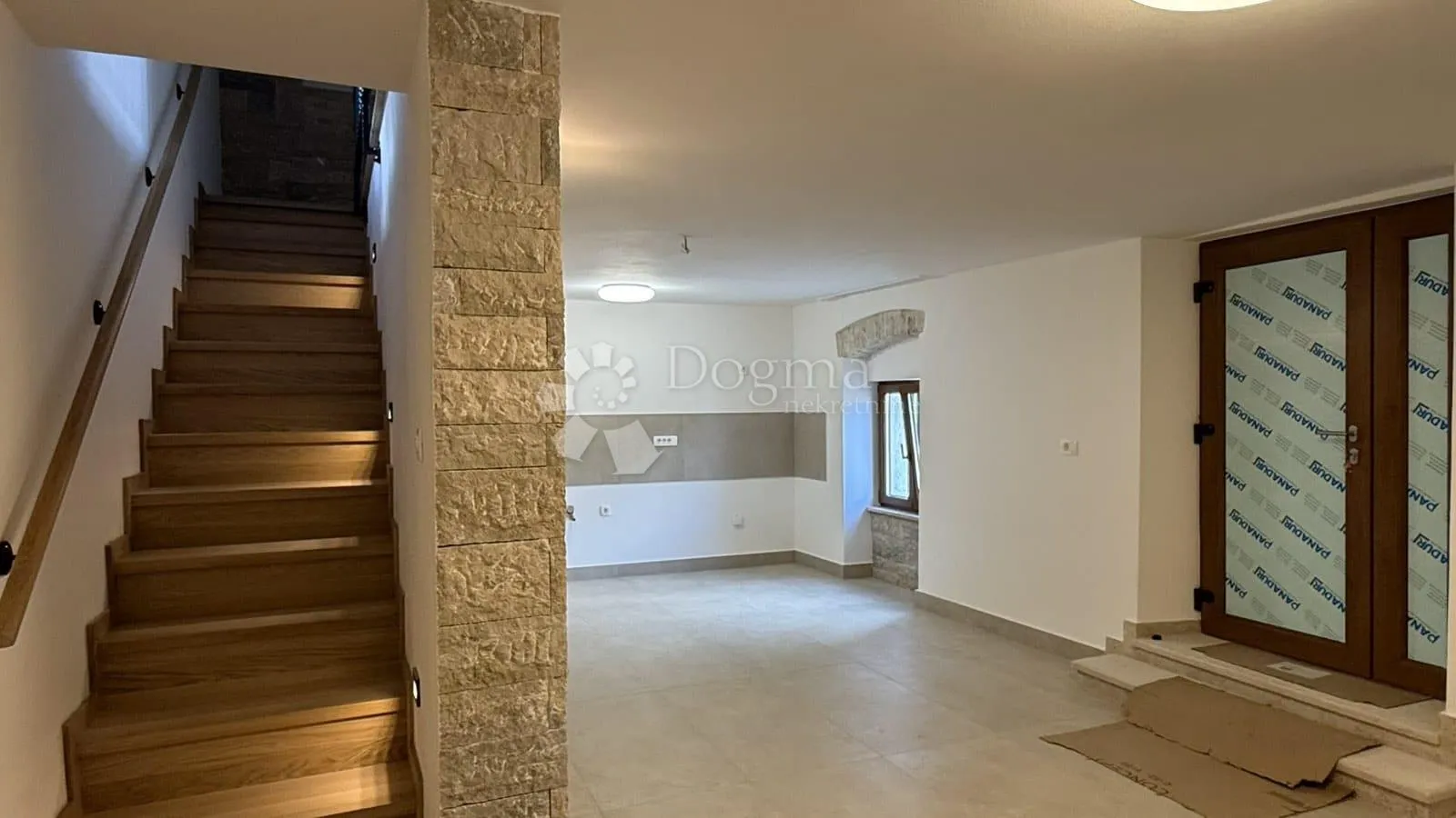 prekrasna renovirana kamena kuća - slika 2
