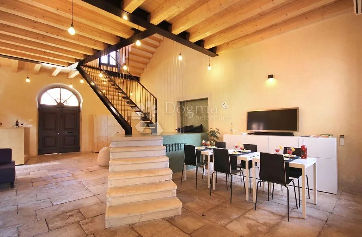 villa i dependanca sa bazenom i okućnicom - slika 2