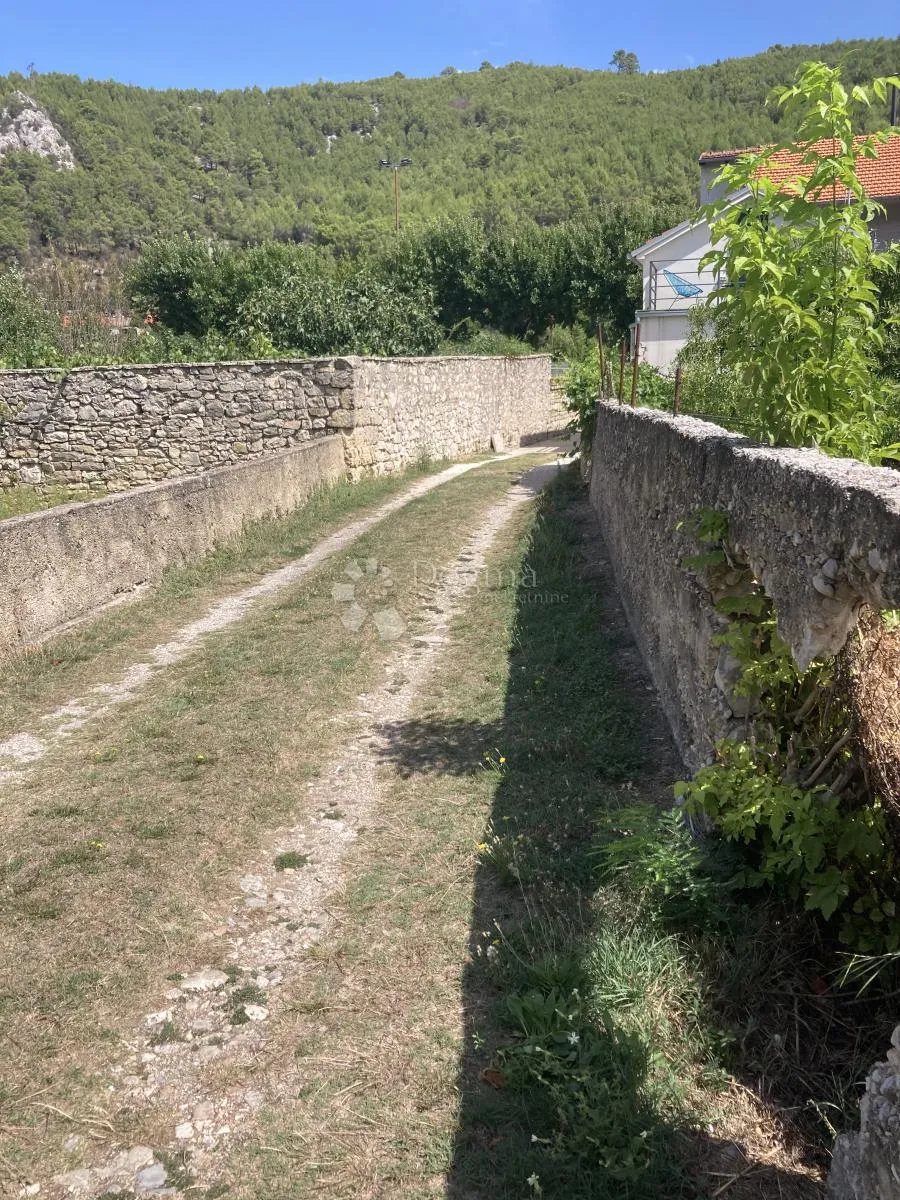 građevinsko zemljište – centar skradina – 1.050 m² - slika 2