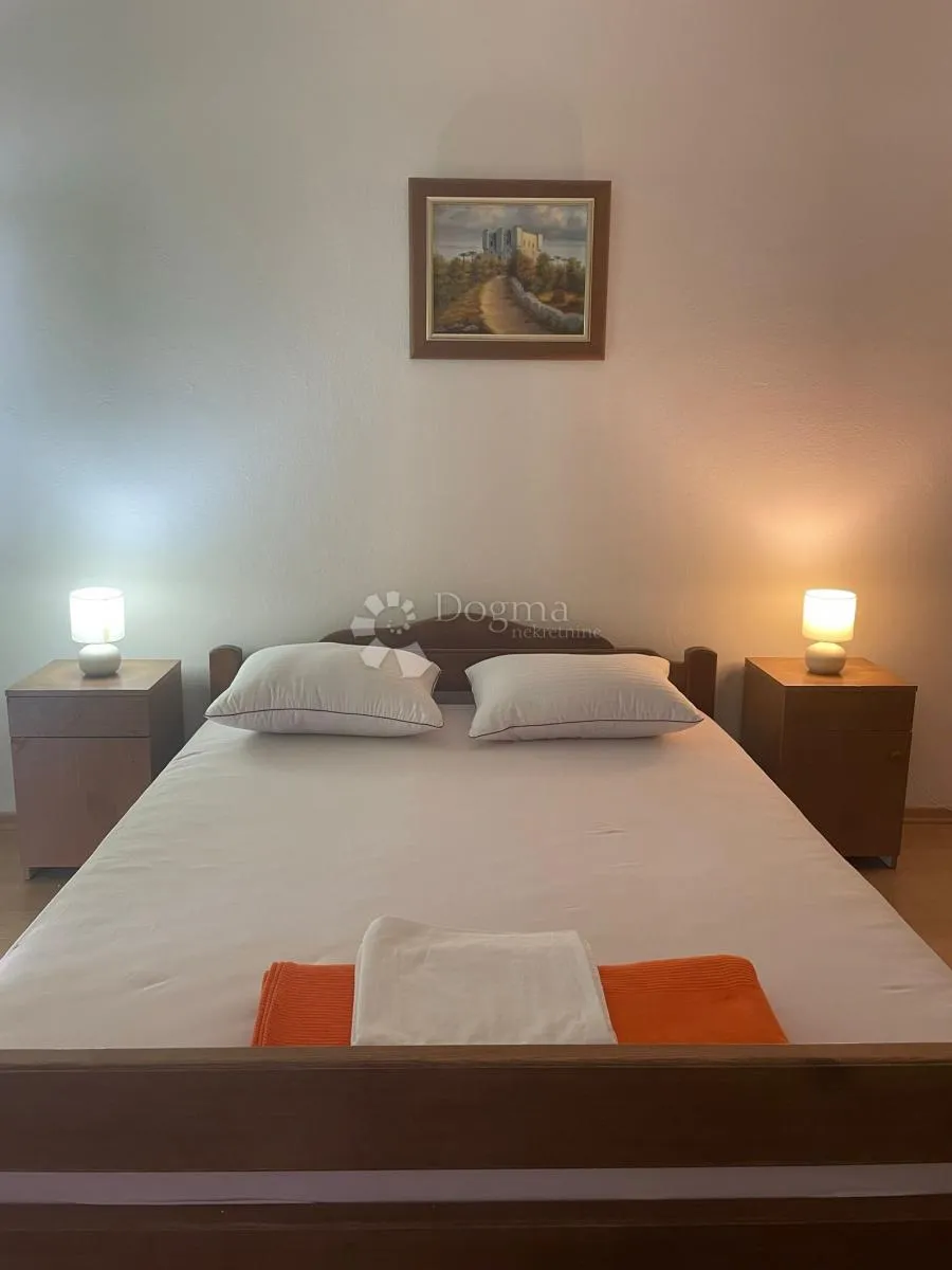 senj, kuća s dva stana i okućnicom. - slika 25