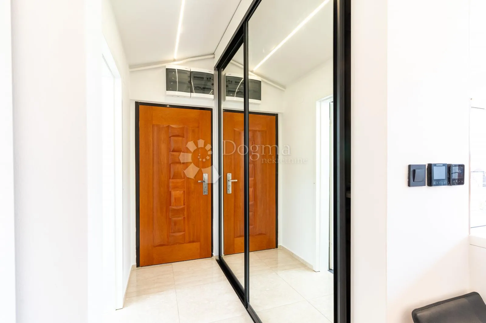 smart penthouse u centru samobora – terasa, garaža, lift, spa kupaonica - slika 7