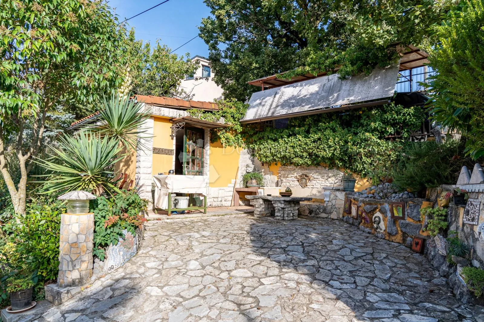 kuća s dva stana i lijepim okolišem - slika 21