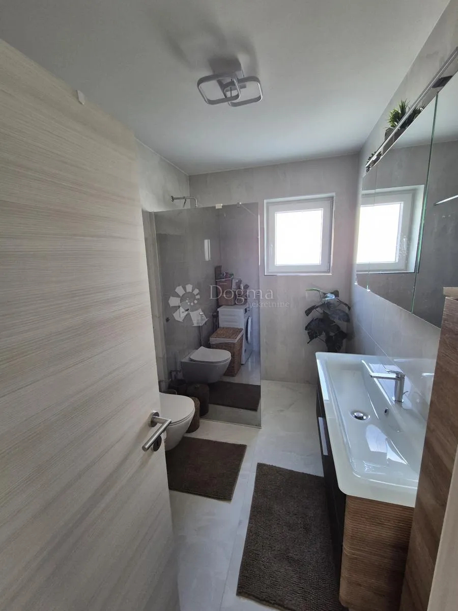 višestanbena kuća s 11 apartmana - slika 44