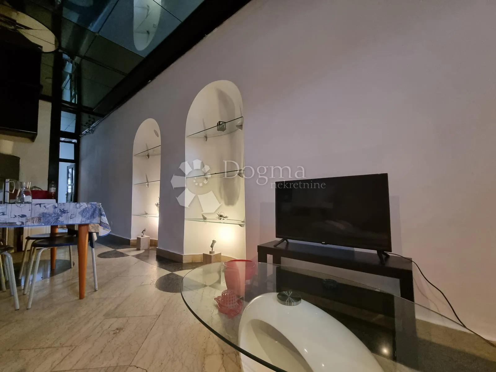zgrada...poslovna prilika za hostel - slika 5