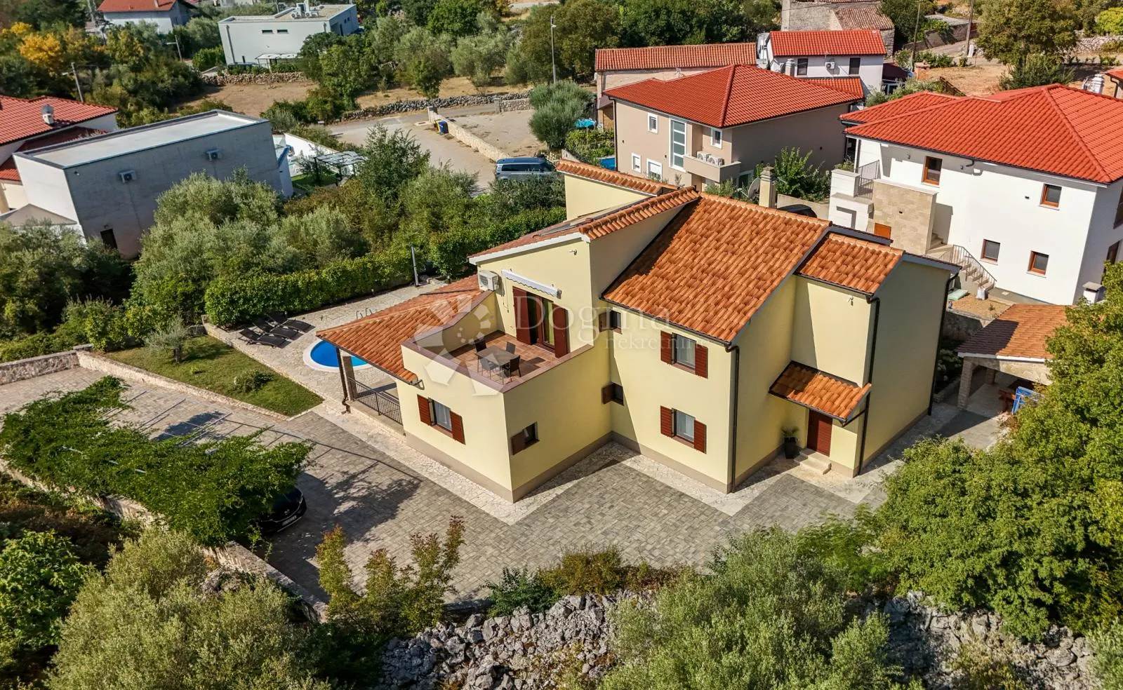 luksuz, mir i udobnost - samostojeća kuća sa bazenom! - slika 35