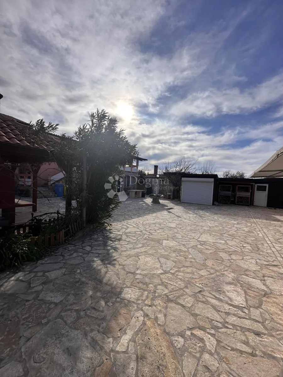 vir kuća sa 8 apartmana uhodana u posao sa turizmom - slika 13