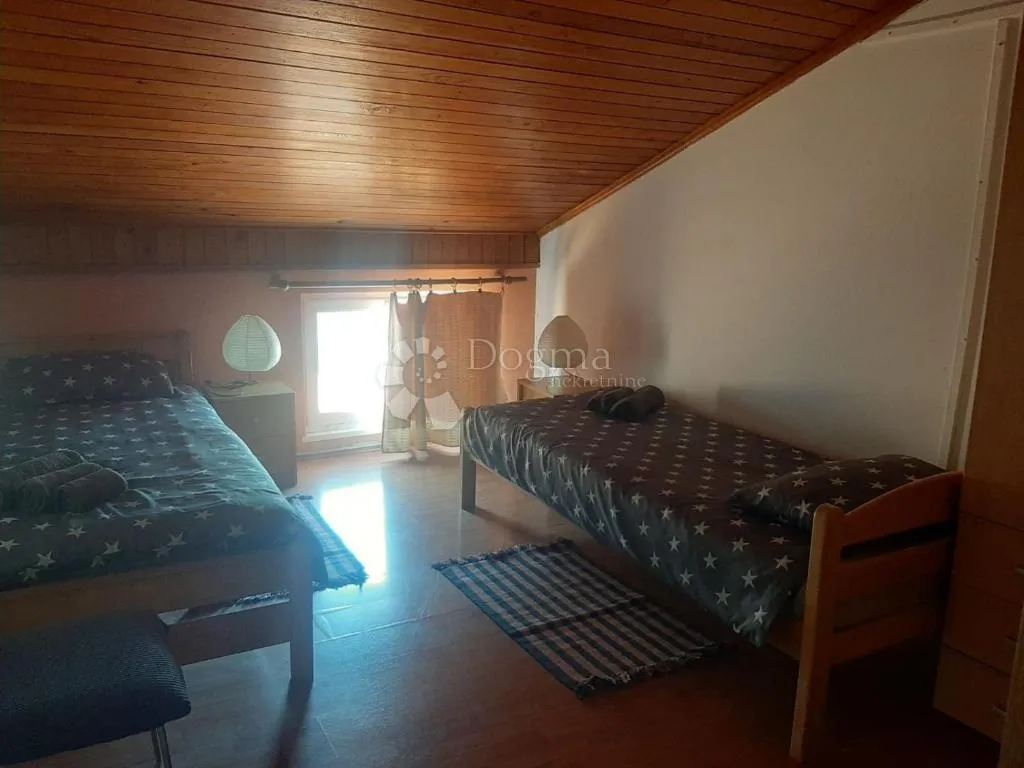 interesantan trosoban stan na atraktivnoj lokaciji - slika 16