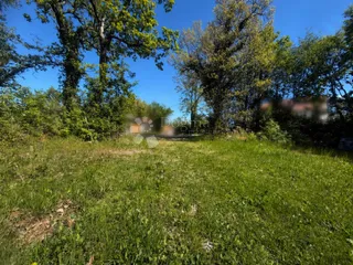 idealan teren okružen zelenilom - slika 2