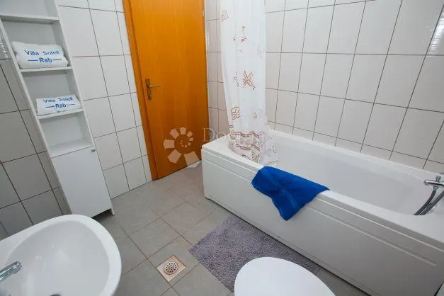 luksuzna kuća s bazenom i apartmanima na rabu - slika 12