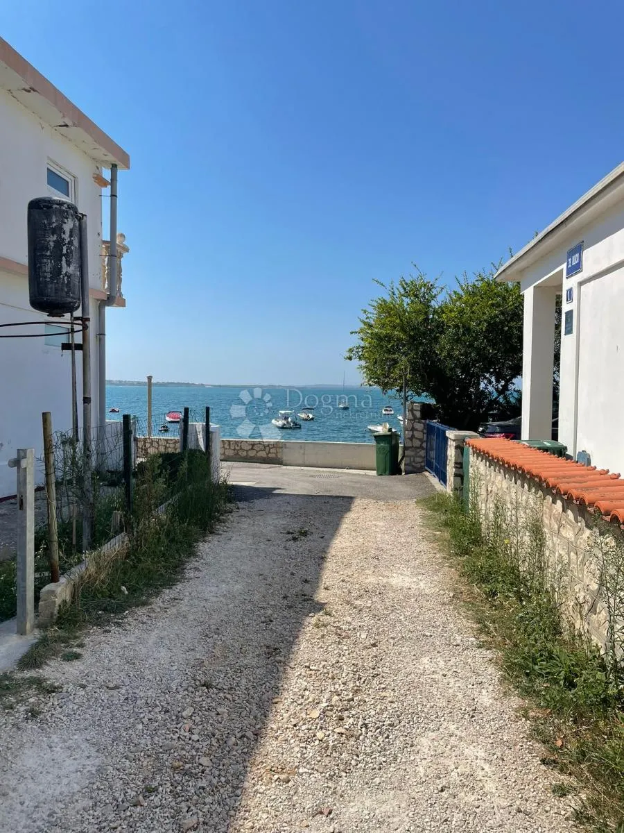 prekrasna kuća u vrsima – samo 30 m od mora! - slika 11