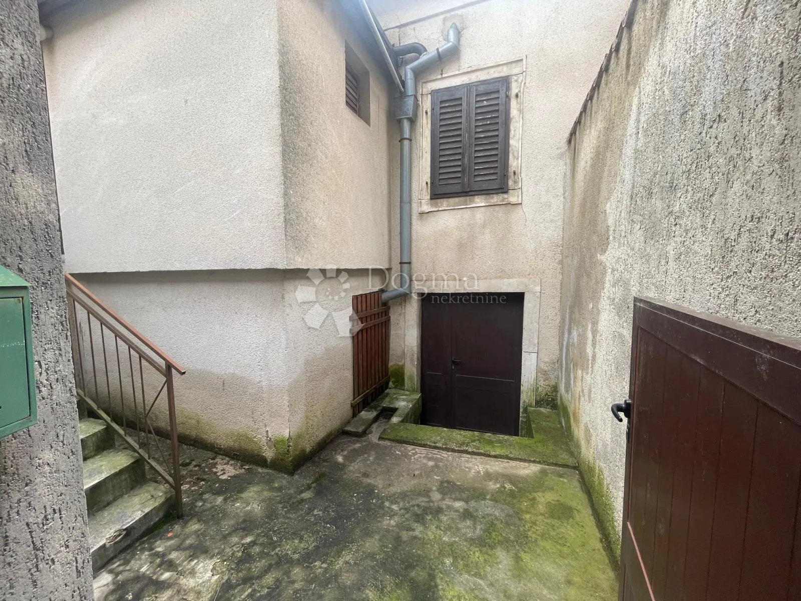 buje, kuća sa predivnim pogledom za renovaciju - slika 9