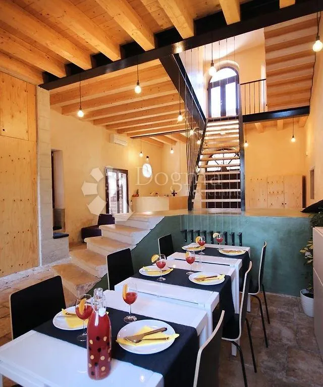 villa i dependanca sa bazenom i okućnicom - slika 17