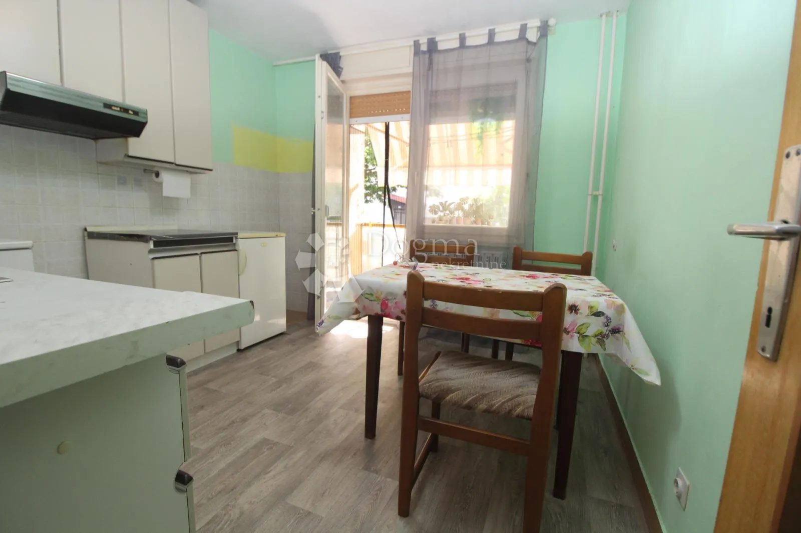 srdoči stan 68m2 3s kl sa lođom - slika 8