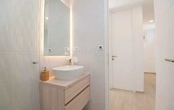 šibenik/zablaće- jedinstveni kompleks uz more: apartmanske kuće s teniskim terenom i bazenima - slika 21