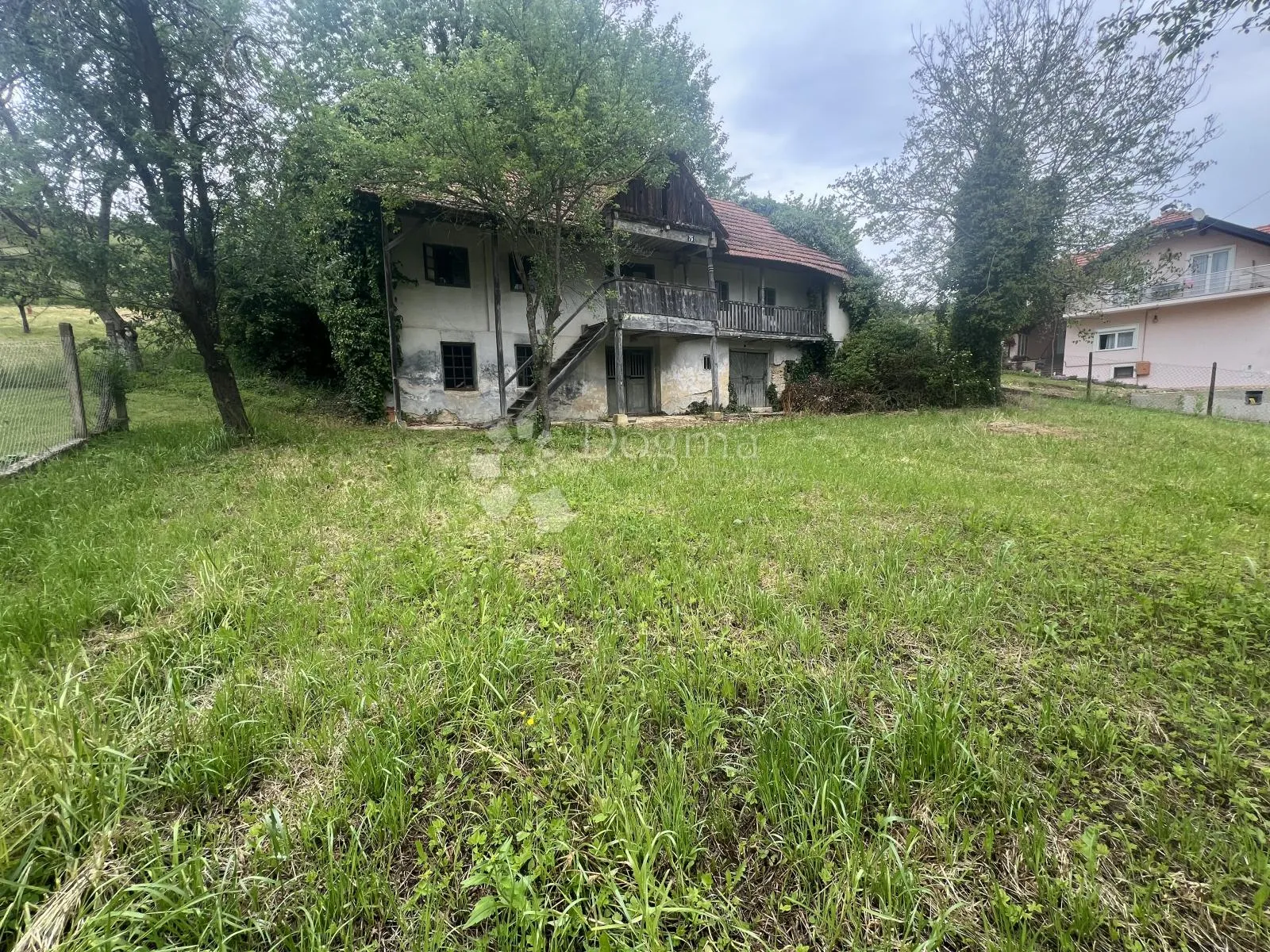građevinsko zemljište 1.600 m2 sa starom kućom za rušenje - okolica bedekovčine - slika 2