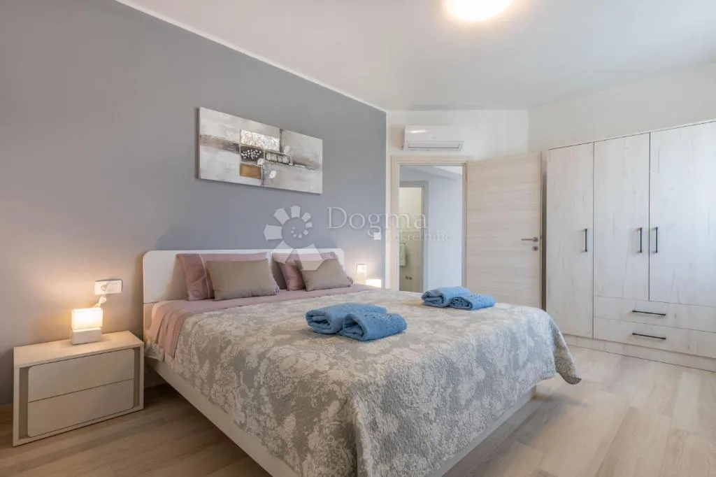 okolica labina,kuća sa 2 stana i bazenom u mirnom mjestu - slika 8
