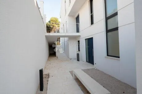 raskošan penthaus s bazenom, 100 m od mora - slika 15