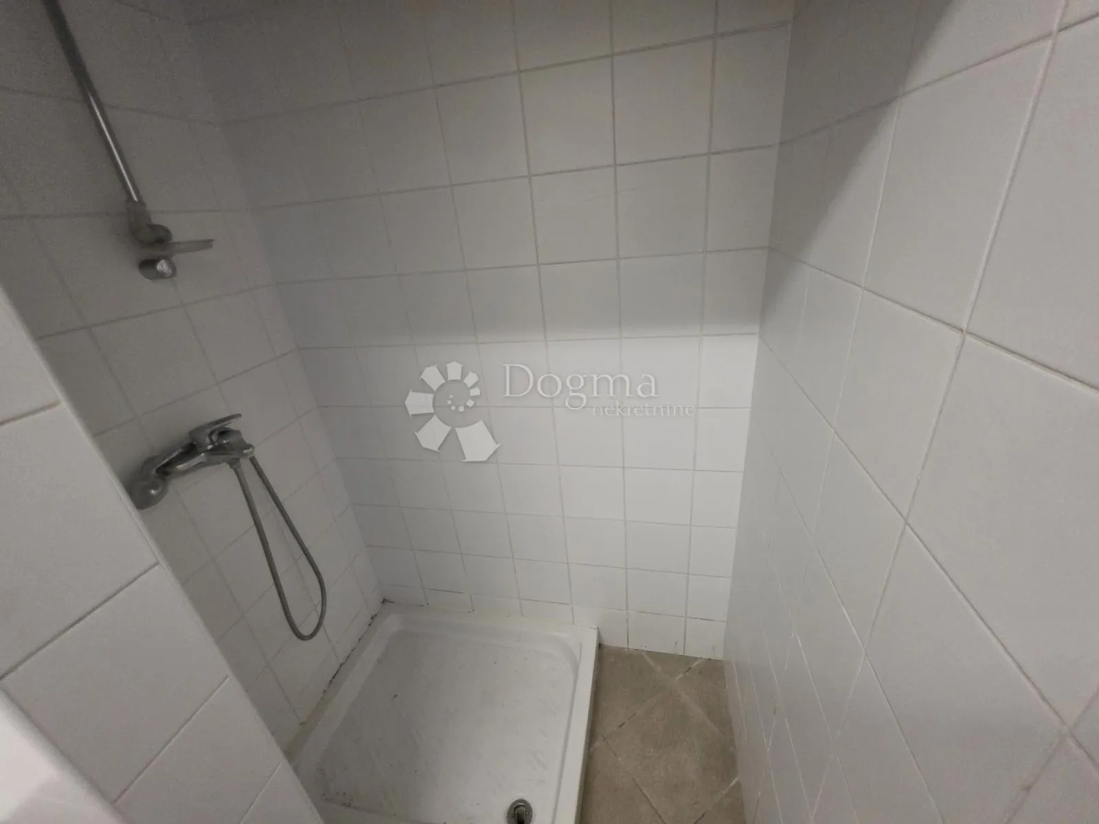 najam restorana 356m² – krušna peć, pečenjara, terasa, veliki parking - slika 17