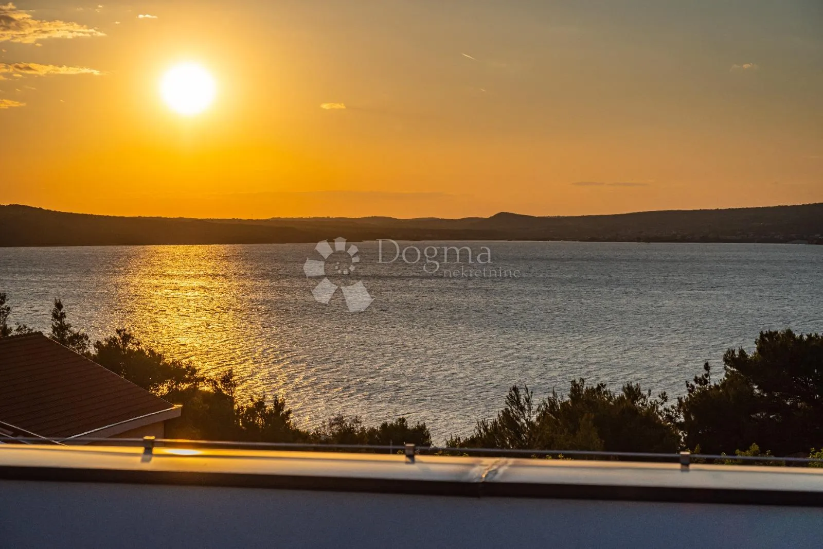 kuća s bazenom i pogledom na more – novigrad - slika 31