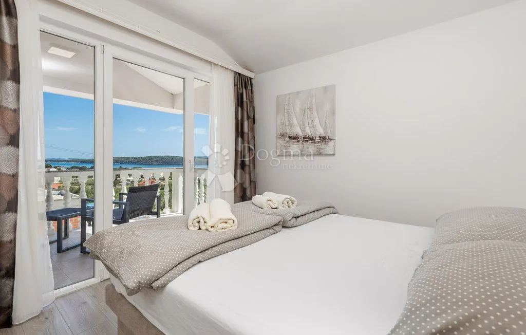 banjol-dvojna mediteranska vila s pogledom na more i bazenima - slika 36