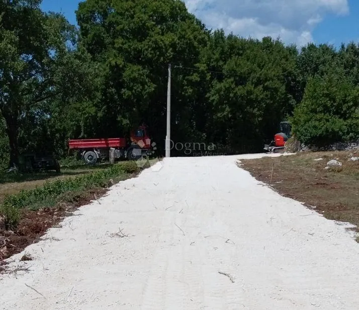 kanfanar - građevinsko 522m s udiom u pristupnom putu - slika 2