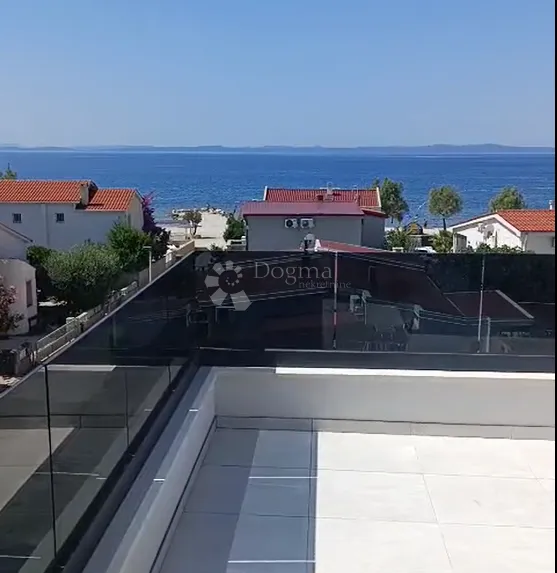 luksuzna vila s bazenom 80m od mora-prezida - slika 2