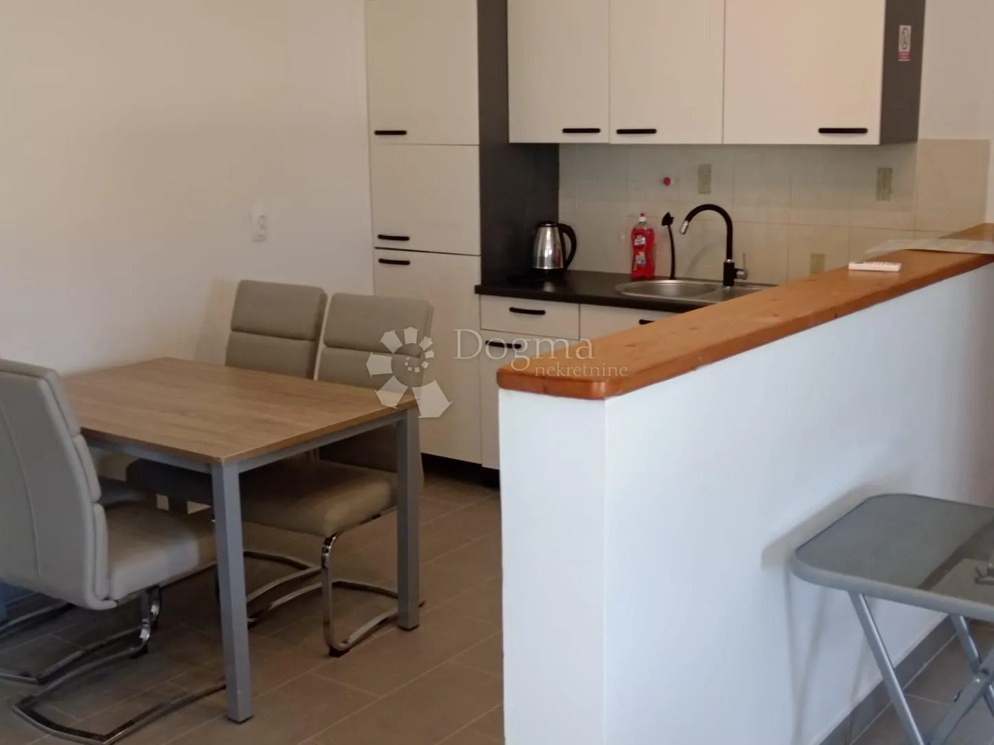 dvosoban uređen stan - 10 minuta od pule - slika 7