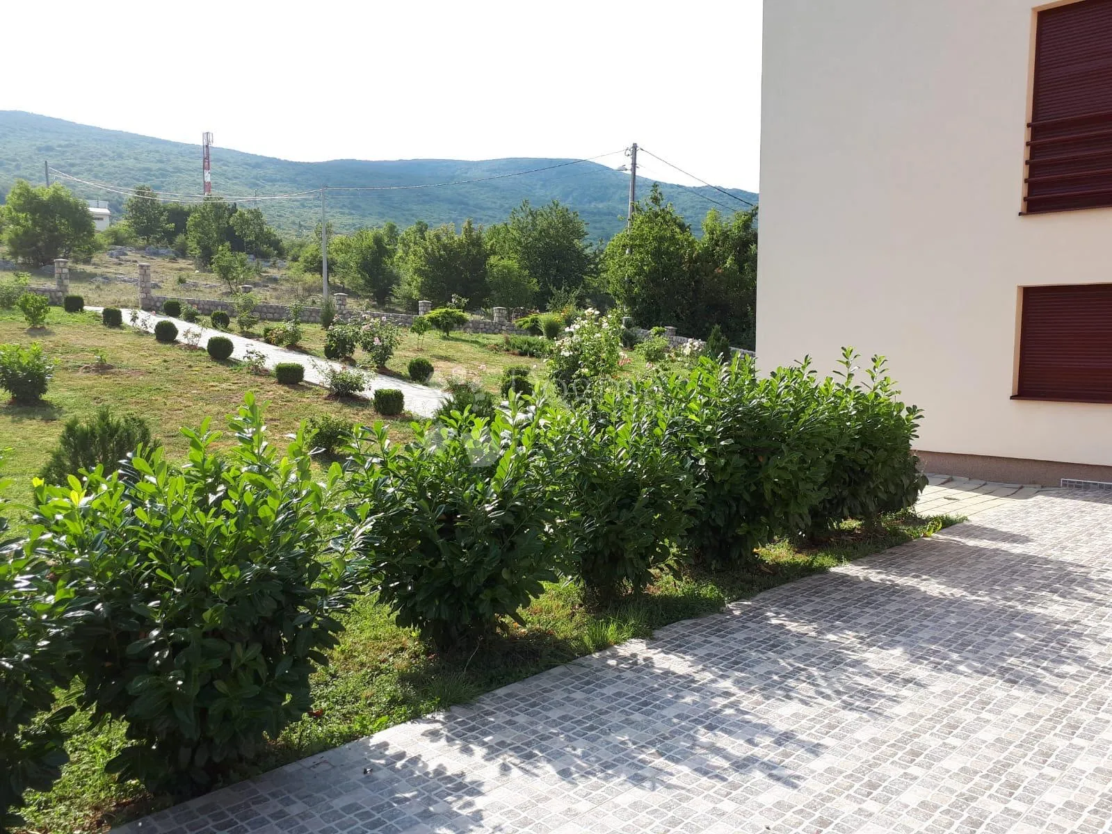 prostrana luksuzna kuća u korenici - slika 12