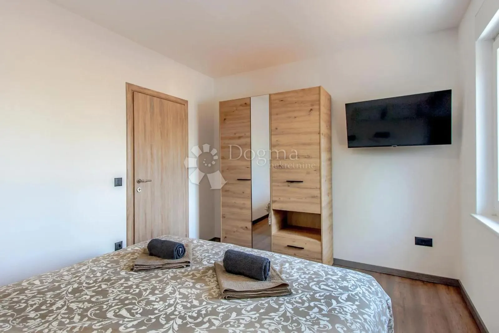 villa sa bazenom, konobom i 3800m2 okućnice - slika 22