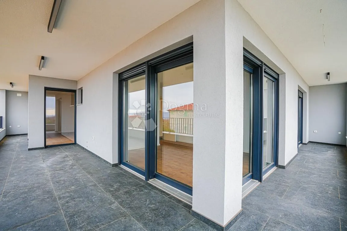 ekskluzivna villa s bazenom - slika 23