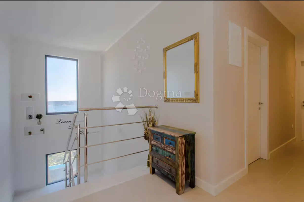 luksuzna vila s panoramskim pogledom i potpunom privatnošću u kaštelima - slika 21